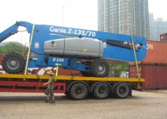 這輛藍色的進口“怪獸”被捆綁后，運走了！