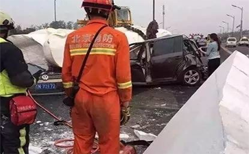 運(yùn)輸佛像的大車側(cè)翻，佛像摔斷，引發(fā)大堵車