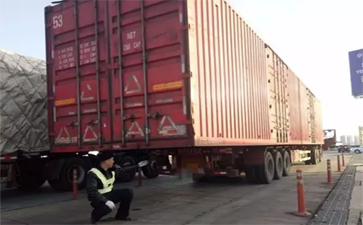 大件超限大貨車為逃處罰大清早下高速，不想民警提前上了班...